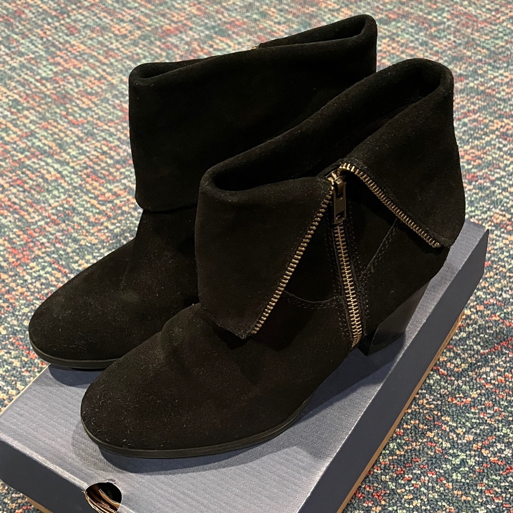 G.H. Bass & Co Sasha Black Suede Ankle Booties w/ Zipper and Leather Block Heel